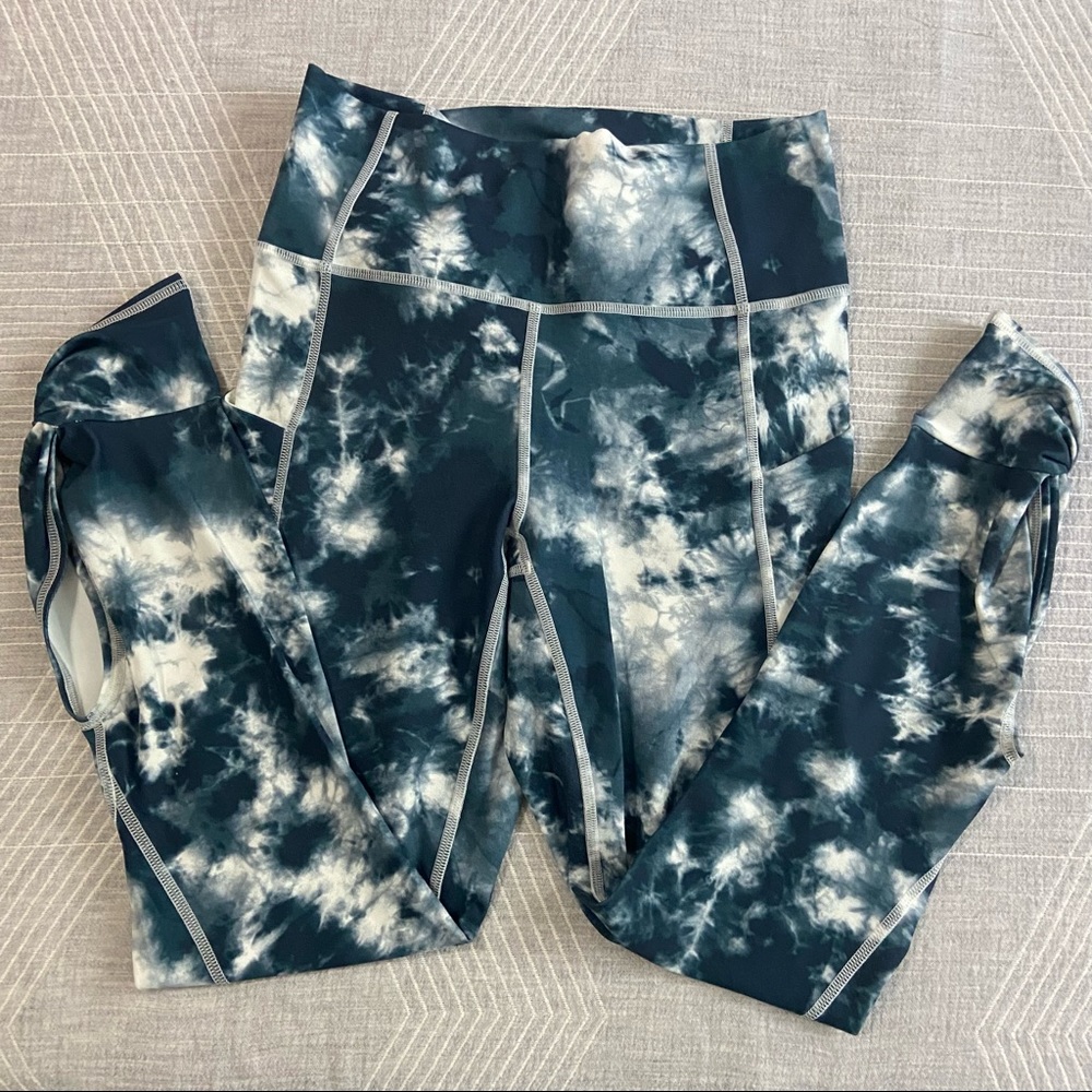 Fabletics Oasis High-Waisted 7/8 Twist Legging